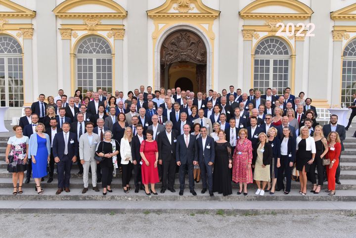 Vor prachtvoller Kulisse: Bayerns Wirtschaftsminister ehrt über 50 Mittelständler im Schloss Schleißheim. (Foto: StMWi / Fotostudio SX Heuser)