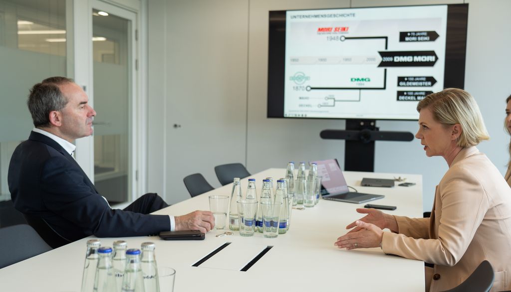 Bei seinem Besuch bei DMG MORI in München sprach Bayerns Wirtschaftsminister Hubert Aiwanger mit Vorständin Irene Bader über die Produktpalette des deutsch-japanischen Werkzeugmaschinenerstellers. Foto: StMWi/B. Brummer