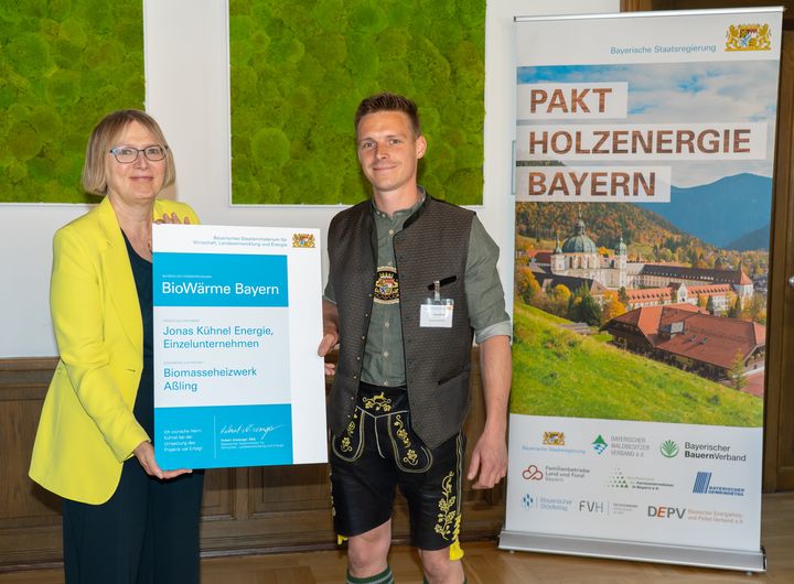 Aus Oberbayern erhielten die Verantwortlichen für die Projekte &quot;Biomasseheizwerk Aßling&quot; und &quot;Biomasseheizwerk Eurasburg-Sterz&quot; Förderurkunden. Das Bild zeigt Amtschefin Dr. Sabine Jarothe und Jonas Kühnel, dem Verantwortlichen für das Heizwerk Aßling. Foto: StMWi/Bastian Brummer