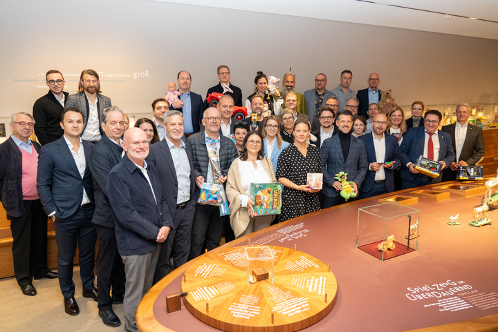 Bayerns Wirtschaftsstaatssekretär Tobias Gotthardt bei der Auftaktveranstaltung der Initiative „Spielzeugland.Bayern“ mit Vertretern der bayerischen Spielwarenbranche.
Foto: StMWi.