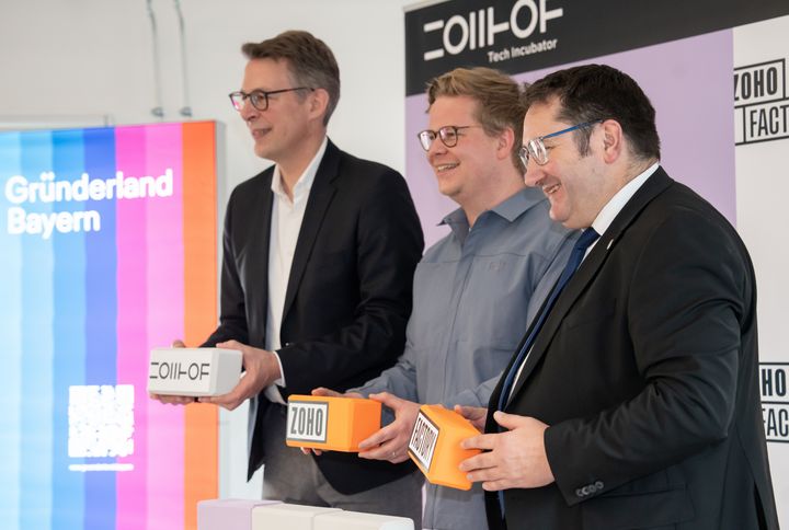 Die &quot;ZOHO Factory&quot; des digitalen Gründerzentrums ZOLLHOF in Nürnberg ist eine der zehn Startup Factories in Deutschland. Bayerns Wirtschaftsstaatssekretär Tobias Gotthardt hat an der Feier anlässlich dieser Auszeichnung in Nürnberg teilgenommen. Das Bild zeigt (v.r.n.l.): Staatssekretär Tobias Gotthardt, ZOLLHOF-Geschäftsführer Benjamin Bauer und Bayerns Wissenschaftsminister Markus Blume. Foto: StMWi/Bastian Brummer