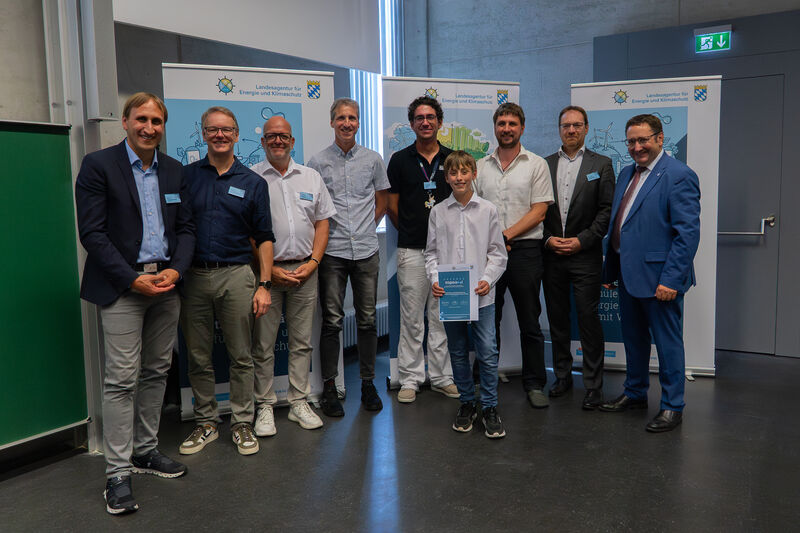 Bayerns Wirtschaftsstaatssekretär Tobias Gotthardt hat heute die vier Siegerteams des bayernweiten Schulwettbewerbs H2@School ausgezeichnet. Den ersten Platz belegt das Franz-Ludwig-von-Erthal-Gymnasium in Lohr am Main. Foto: Bayerisches Landesamt für Umwelt/Michell Wojcikowski