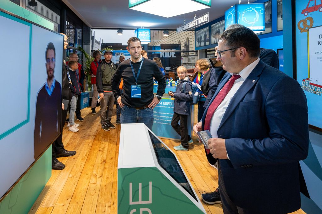 Impressionen des Besuchs von Bayerns Wirtschaftsstaatssekretär Tobias Gotthardt am OpenSpace-Stand des Bayerischen Wirtschaftsministeriums.