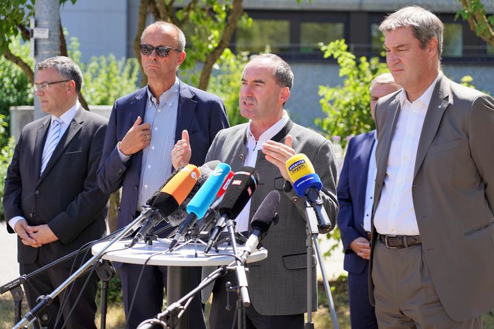 Wirtschaftsminister Hubert Aiwanger (2. v. l.) beim Besuch des Atomkraftwerks Isar 2 in Essenbach