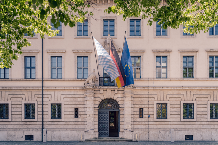Eingangsbereich des Bayerischen Staats­ministeriums für Wirtschaft, Landesentwicklung und Energie