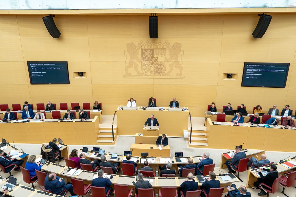 Bayerns Wirtschaftsminister Hubert Aiwanger bei der Regierungserklärung „Für einen starken Wirtschaftsstandort“ im Bayerischen Landtag.