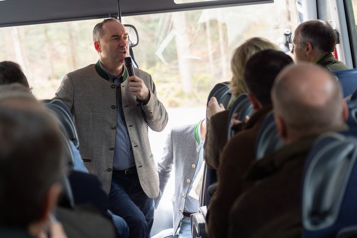 Staatminister Hubert Aiwanger während der Rundfahrt im Bus. Foto: StMWi/B. Brummer