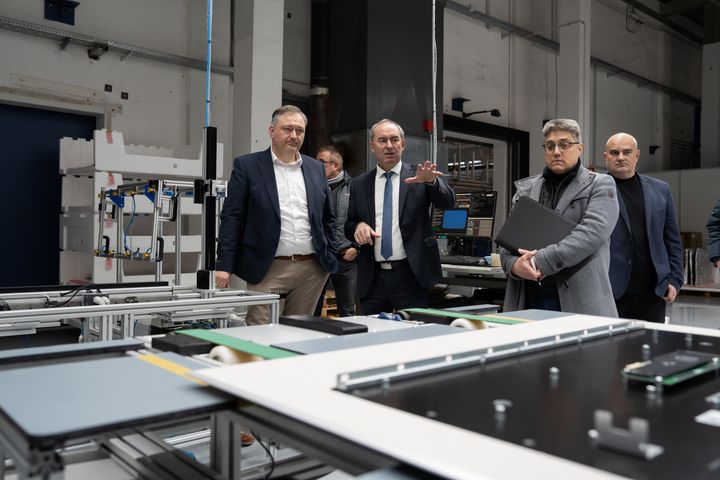 Bayerns Wirtschaftsminister Hubert Aiwanger besichtigte die Produktionsanlage der Firma Loewe in Kronach.
Foto: StMWi/ B. Brummer