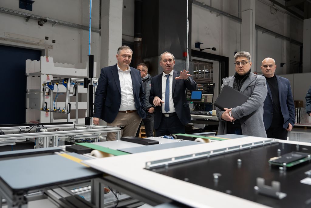 Bayerns Wirtschaftsminister Hubert Aiwanger besichtigte die Produktionsanlage der Firma Loewe in Kronach. 
Foto: StMWi/ B. Brummer
