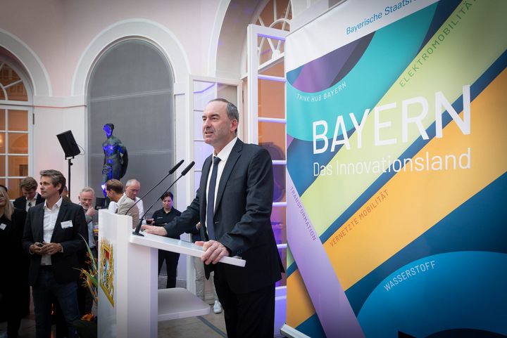 Der Bayerische Wirtschaftsminister Hubert Aiwanger und der Bayerische Verkehrsminister Christian Bernreiter laden zum Staatsempfang anlässlich der IAA MOBILITY 2023 ein.