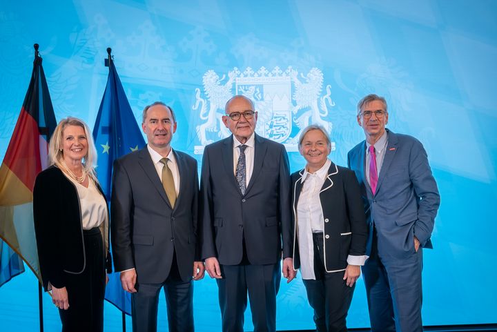 Bayerns Wirtschaftsminister Hubert Aiwanger verleiht die Staatsmedaille für besondere Verdienste um die bayerische Wirtschaft.