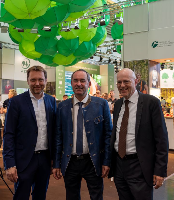 v. l. n. r. Stefan Rummel (Geschäftsführer der Messe München GmbH), Hubert Aiwanger (Wirtschaftsminister) und Dr. Reinhard Pfeiffer © StMWi/E. Neureuthe
