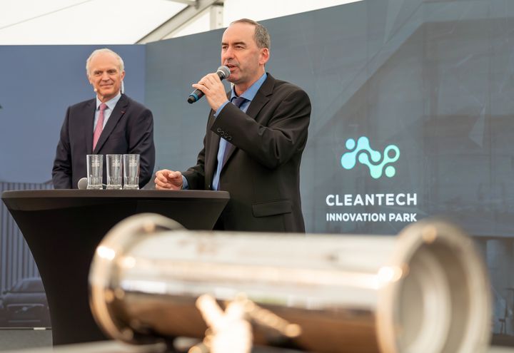 Bayerns Wirtschaftsminister Hubert Aiwanger spricht anlässlich der Grundsteinlegung des Cleantech Innovation Parks in Hallstadt. Foto: StMWi/E. Neureuther