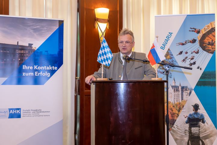 Staatssekretär Roland Weigert bei seiner Rede während des slowakisch-bayerischen Business Forums. © StMWi/T.Assenbrunner