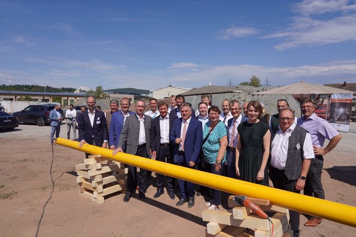 Wirtschafts- und Energieminister Hubert Aiwanger bei der Besichtigung des geplanten Standorts für eine Wasserstofftankstelle in Kulmbach auf dem Gelände der Firma ASK August Schneider GmbH &amp; Co. KG. Foto: StMWi