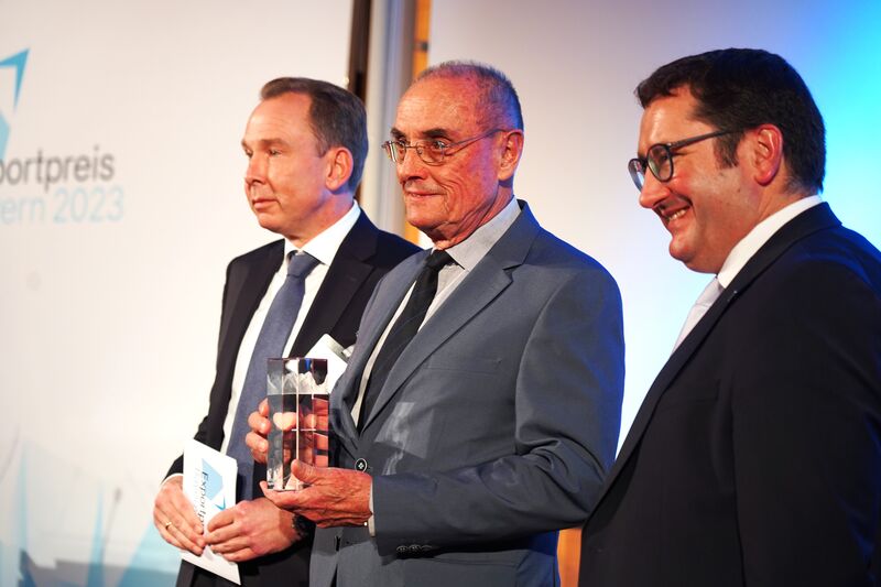 KRP Mechatec aus Garching erhielt den Exportpreis in der Kategorie Dienstleistung. Foto (v. l. n. r.): Ronald Hager (Laudator; Niederlassungsleiter Rödl & Partner), Markus Reindl (Geschäftsführer KRP), Wirtschaftsstaatssekretär Tobias Gotthardt. (Foto: StMWi / P. Hof)
