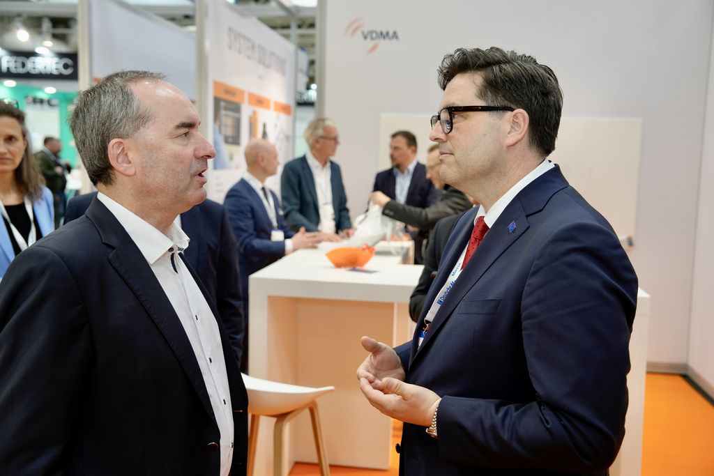 Wirtschaftsminister Hubert Aiwanger im Gespräch mit vdma-Präsident Bertram Kawlath. Foto: StMWi