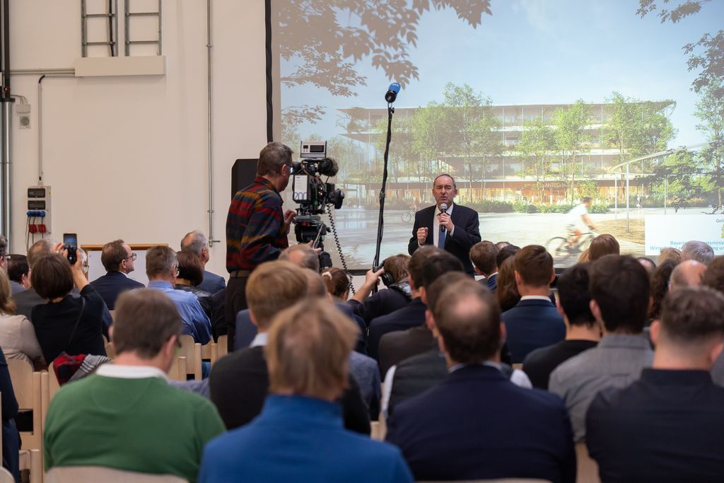 In seiner Rede hob Aiwanger die Bedeutung des Projekts für die Region und den gesamten Wirtschaftsstandort Bayern hervor. Foto: StMWi/Bastian Brummer