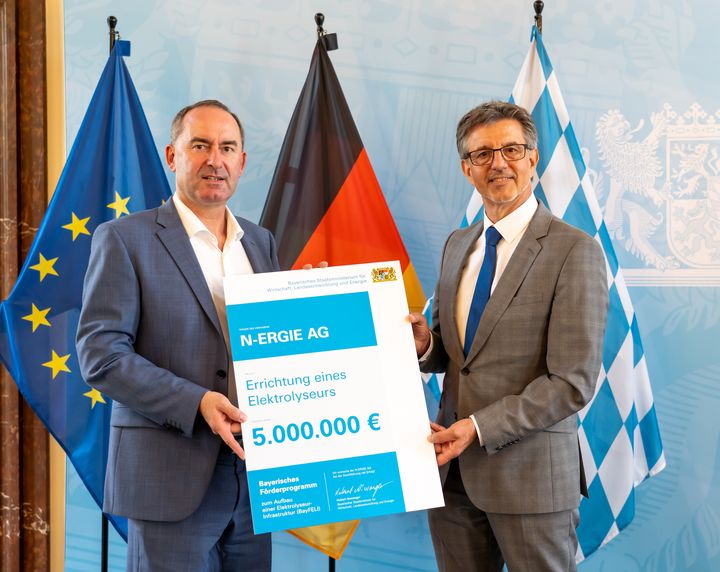 Bayerns Energieminister Hubert Aiwanger übergibt den Förderbescheid für den Bau eines Elektrolyseurs an Johannes Heinze, Vertreter der N-ERGIE.
Foto: StMWi/E. Neureuther