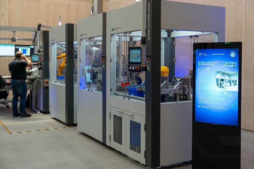 Das KMU-KI-Erfahrungszentrum innerhalb des Innovationszentrums unterstützt kleine und mittlere Unternehmen dabei, die Potenziale von Künstlicher Intelligenz in der Produktion zu erschließen.
Foto: StMWi/E. Neureuther