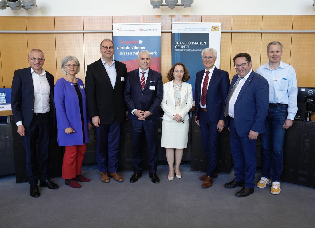 v.l.n.r: Siegmar Schnabel (IHK Coburg), Christa Standecker (Geschäftsführerin, europäische Metropolregion Nürnberg e.V.), Timo Piwonski (Geschäftsführer der Iprotex GmbH & Co. KG, Münchberg), Dr. Michael Waasner (ehrenamtlicher Präsident der IHK für Oberfranken Bayreuth), Andrea Heilmaier (Wirtschafts- und Wissenschaftsreferentin der Stadt Nürnberg), Dr. Klaus-Peter Potthast (Abteilungsleiter Wirtschafts- und Industriepolitik StMWi), Wirtschaftsstaatssekretär Tobias Gotthardt, Ulrich Zimmer (MAN Truck & Bus SE)