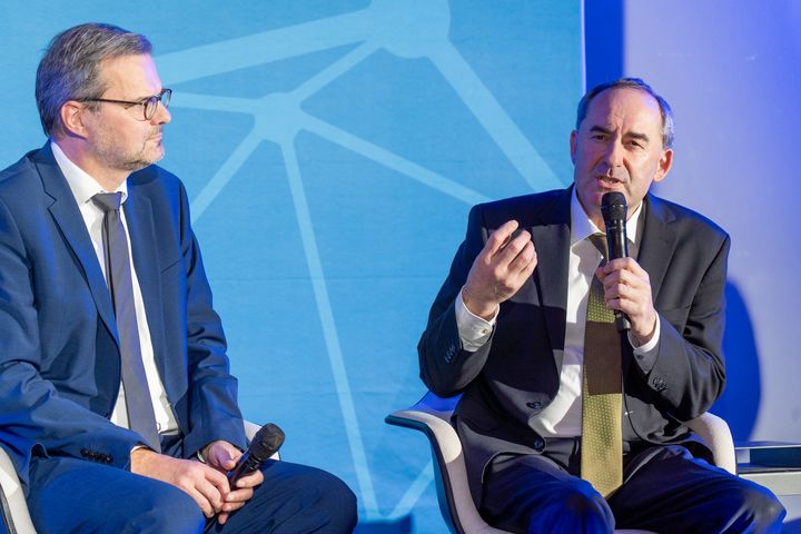Wirtschaftsminister Hubert Aiwanger hebt bei der Insurance Innovation Night die Bedeutung der Versicherungsbranche für die bayerische Wirtschaft hervor. (links im Bild: Dr. Klaus Driever, Vereinsvorsitzender ITHM). Foto: StMWi/A. Ufert