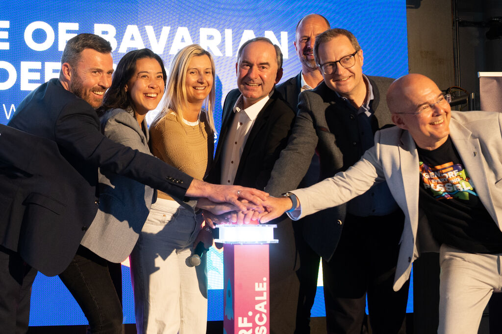 Bayerns Wirtschaftsminister Hubert Aiwanger (Mitte) gab im Chemiepark Gendorf den Startschuss für die Initiative "Home of Bavarian Deeptech" zusammen mit Dominik Gschwendtner (v. l.), Kaufmännischer Geschäftsleiter Infraserv Gendorf, Sarah Fleischer, Co-Founder Tozero, Dr. Ksenija Neumann, Co-Founder Tozero, Dr. Mark Misselhorn, Gründer Caphenia, Martin Huber, MdL, und Dr. Christoph von Reden, Vors. Geschäftsleiter InfraServ Gendorf. 
Foto: StMWi