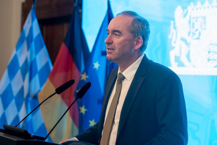 Bayerns Wirtschaftsminister Hubert Aiwanger verleiht die Staatsmedaille für besondere Verdienste um die bayerische Wirtschaft.