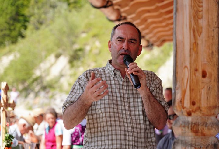 Wirtschaftsminister Hubert Aiwanger bei nach der Almbegehung auf der Finzalm