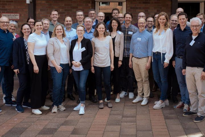Ein Gruppenbild mit Personen aus dem Cluster. 