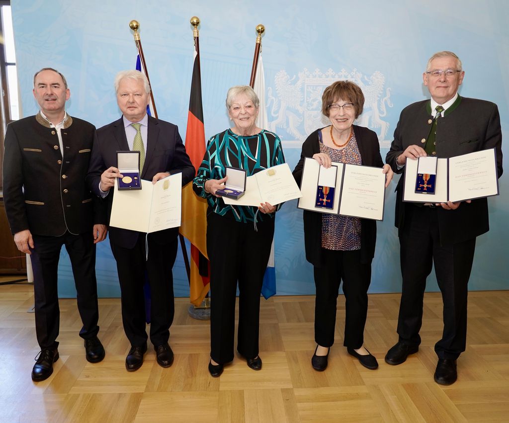 Impressionen der Aushändigung der Staatsmedaille für besondere Verdienste. 