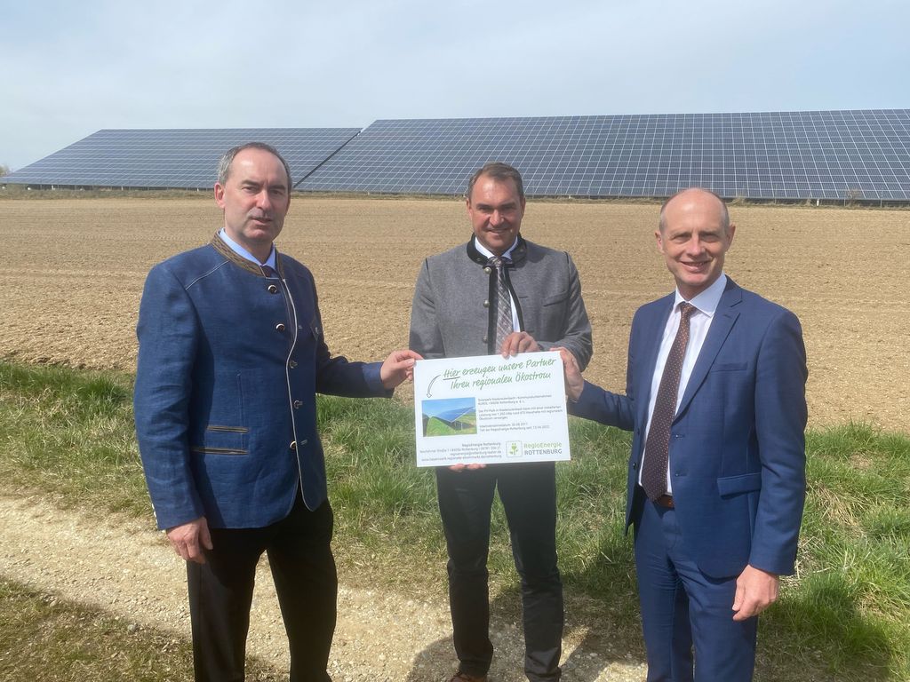 Bayerns Wirtschaftsminister Hubert Aiwanger freut sich mit Rottenburgs Bürgermeister Alfred Holzner (Mitte) und Bayernwerk-Vorstandschef Dr. Egon Westphal über den Start des Regionalen Strommarktes in Rottenburg. Foto: StMWi