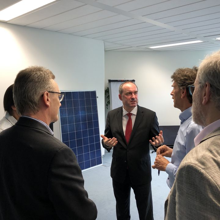 Wirtschafts- und Energieminister Hubert Aiwanger besuchte im August 2019 einen Hersteller von Mini-Solaranlagen in Hallbergmoos.      Foto: Archiv StMWi/ E.Neureuther