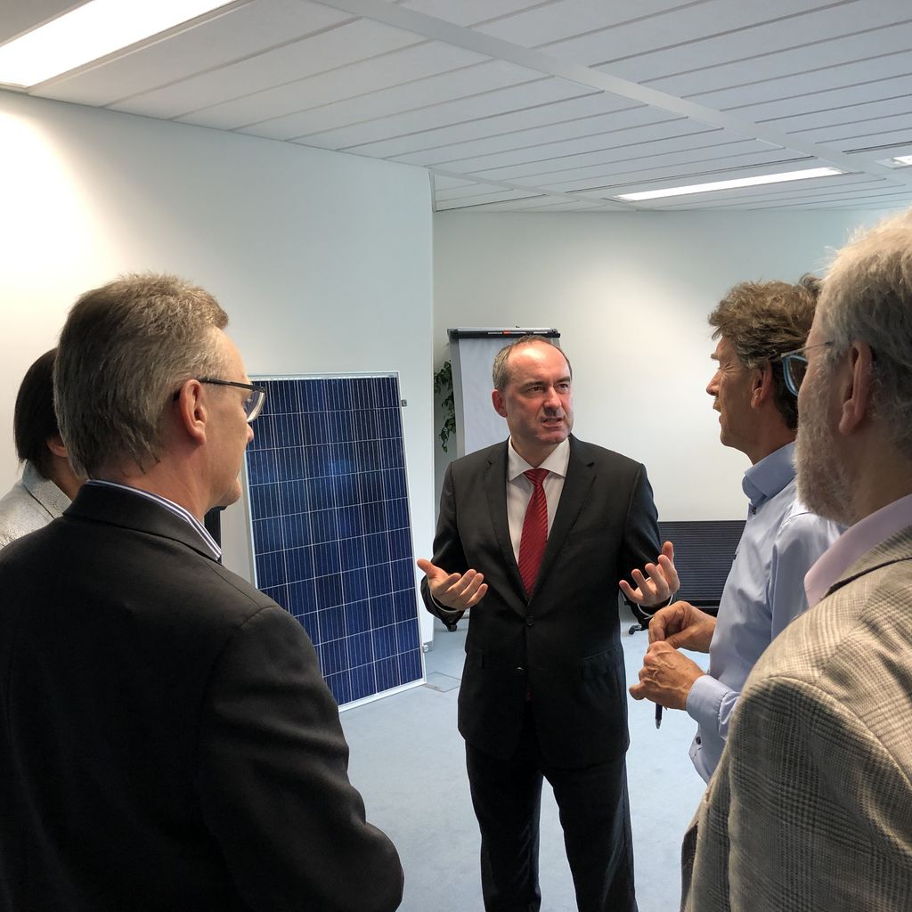 Wirtschafts- und Energieminister Hubert Aiwanger besuchte im August 2019 einen Hersteller von Mini-Solaranlagen in Hallbergmoos. Foto: Archiv StMWi/ E.Neureuther
