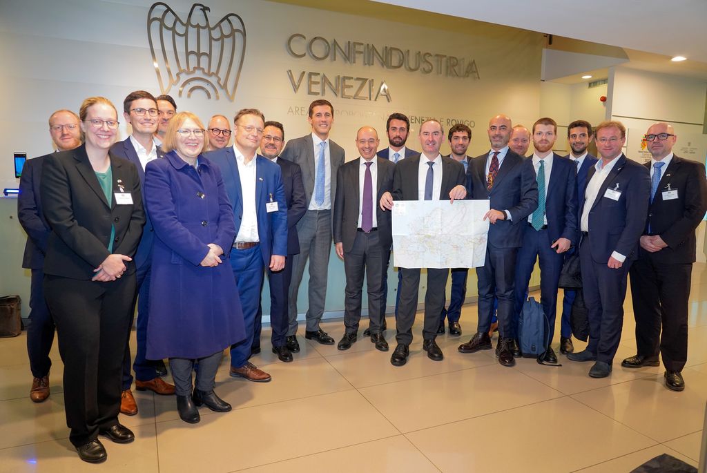 Wirtschaftsminister Hubert Aiwanger mit der Bayerischen Wirtschaftsdelegation und den Vertretern von Eni und Snam. Foto: StMWi/E. Neureuther.