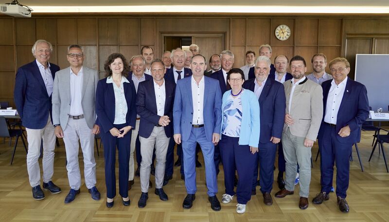 Bayerns Wirtschaftsminister Aiwanger und der bayerische Umweltminister Glauber mit Unternehmens- und Verbandsvertretern der Bau- und Wohnungswirtschaft
Foto: StMWi/A. Ufert