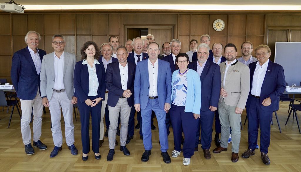 Bayerns Wirtschaftsminister Aiwanger und der bayerische Umweltminister Glauber mit Unternehmens- und Verbandsvertretern der Bau- und Wohnungswirtschaft
Foto: StMWi/A. Ufert