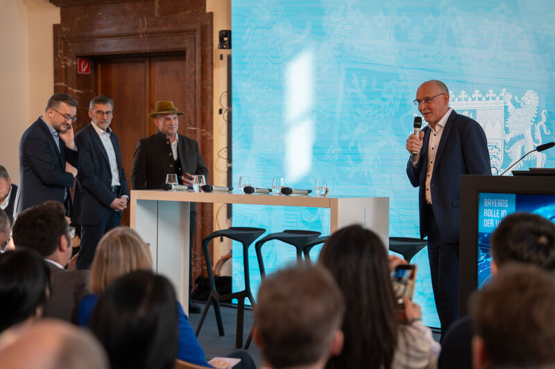 Ministerialdirektor Dr. Markus Wittmann verlässt das Bayerische Wirtschaftsministerium. Das Bild zeigt ihn bei den Feierlichkeiten anlässlich seines Abschieds. Foto: StMWi/Bastian Brummer