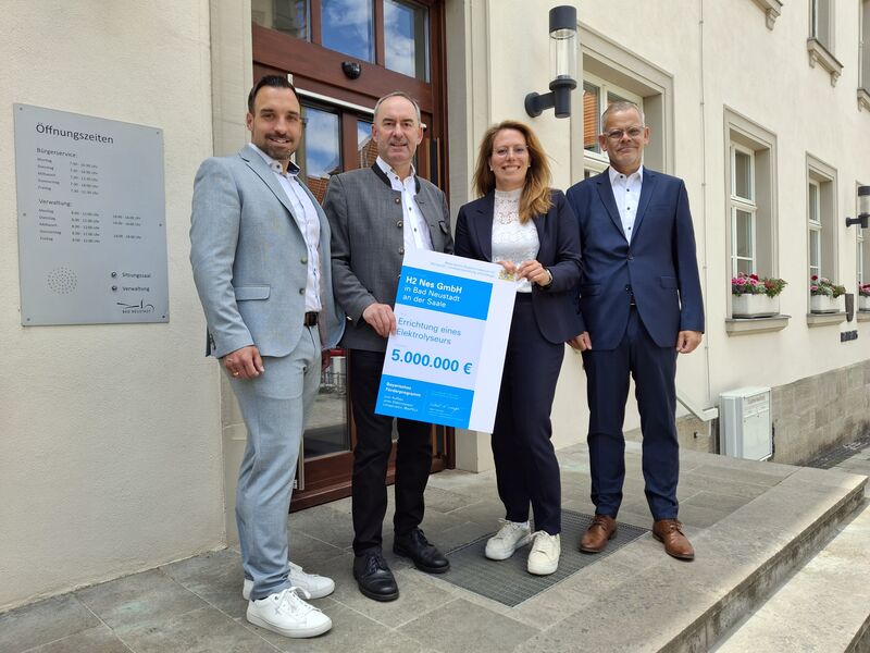 Von links: Michael Werner (Bürgermeister Bad Neustadt), Staatsminister Hubert Aiwanger, Nadine Menz (Projektleiterin Bad Neustadt) und Christoph Keller (Aufsichtsratsvorsitzender der City-USE GmbH & Co. KG). Foto: Anna Krisam/Bad Neustadt
