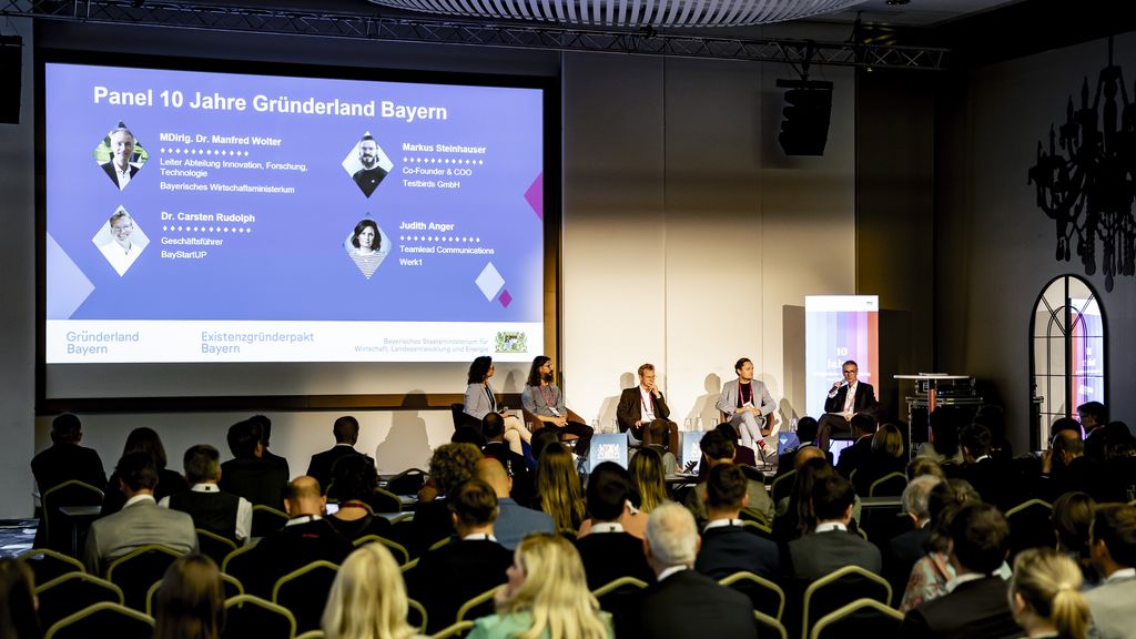 Das Bayerische Wirtschaftsministerium feiert das 10-jährige Jubiläum seiner Gründerinitiative Gründerland Bayern.