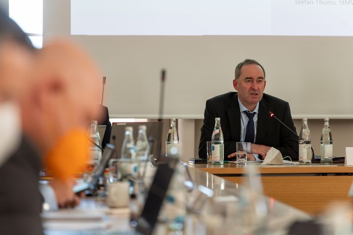 Wirtschaftsminister Hubert Aiwanger am 28. April im Wirtschaftsausschuss des Bayerischen Landtages. Foto: StMWi/E. Neureuther