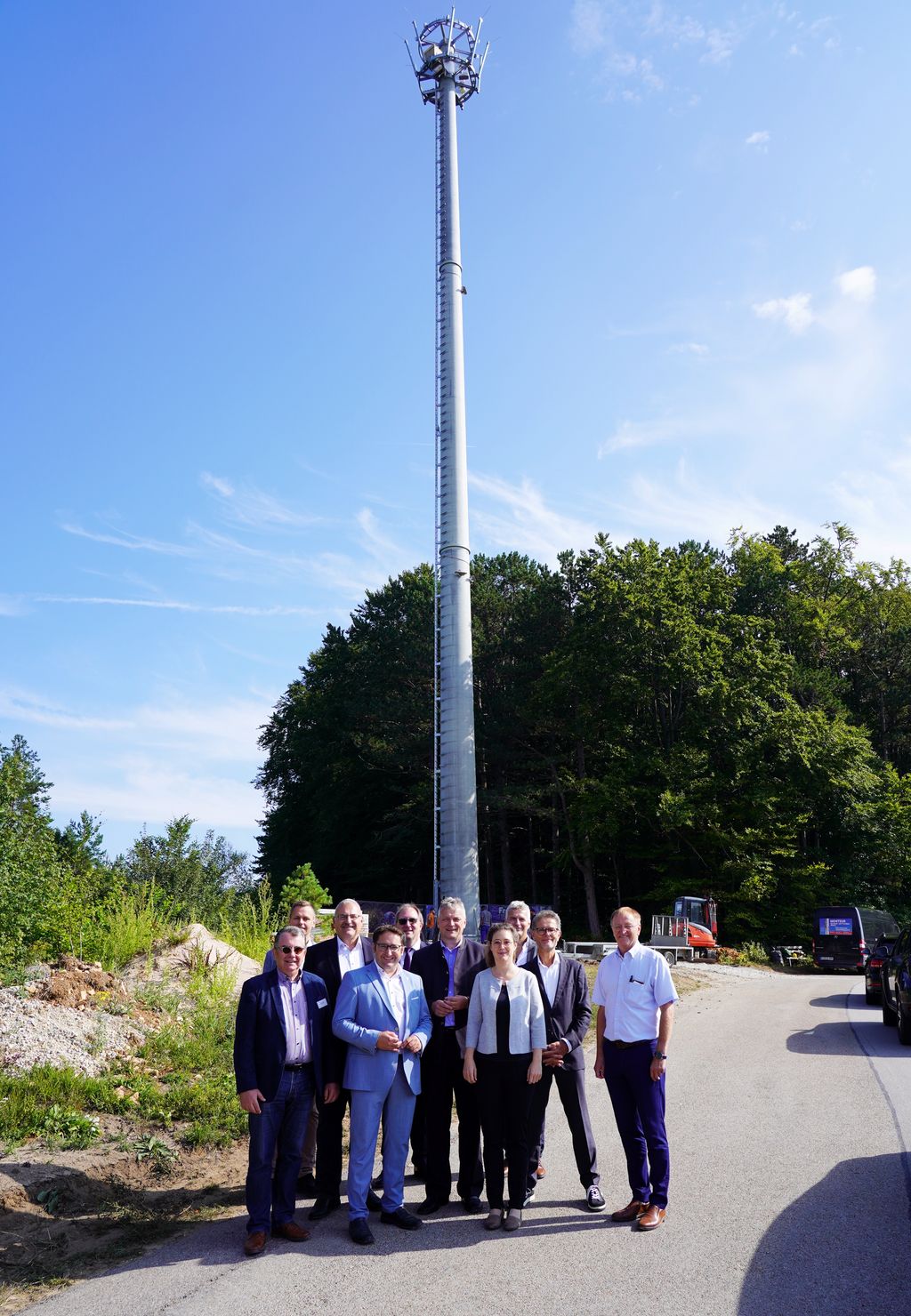 Wirtschaftsstaatssekretär Roland Weigert hat auf Einladung von Bürgermeister Christian Graf den Standort des geförderten Mobilfunkmastes im Markt Hohenfels besucht. Foto: StMWi