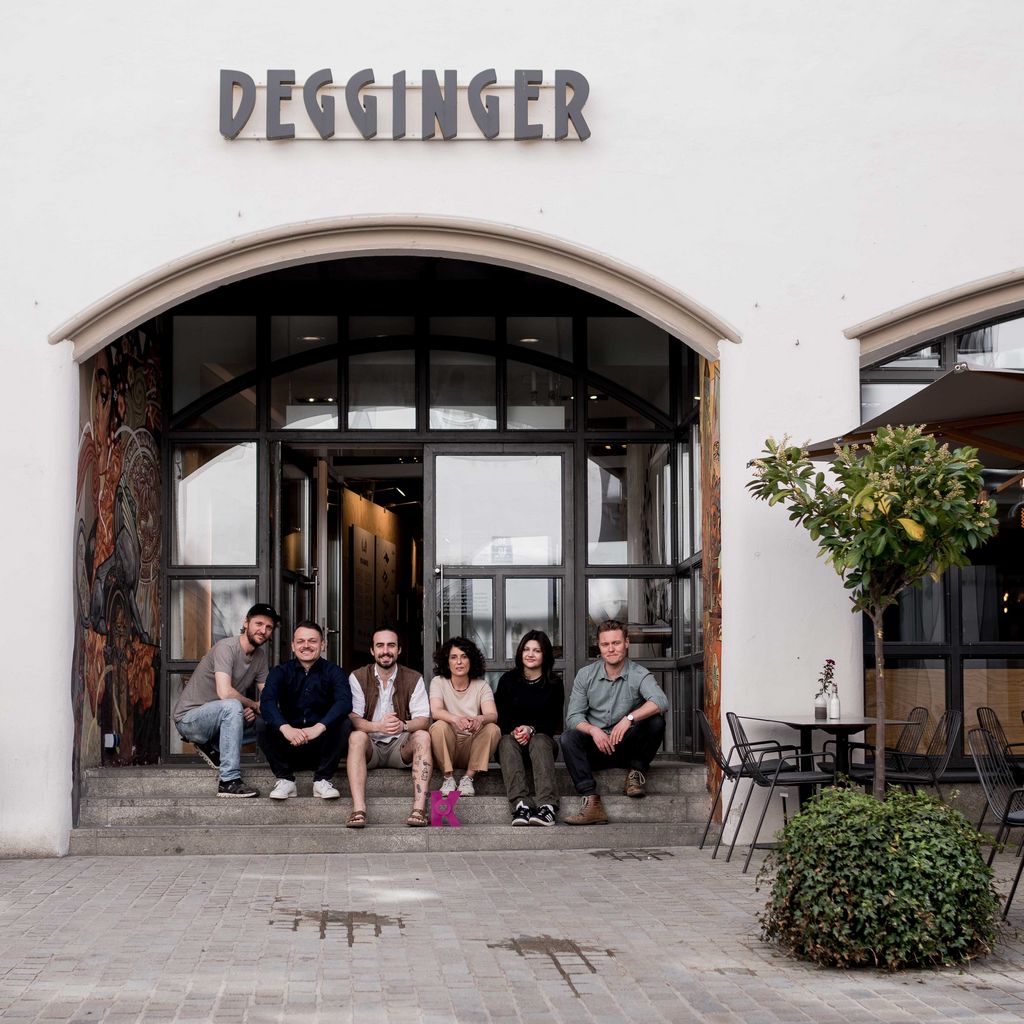 Vor dem Degginger: Werner Zapf (HTW GmbH), Martin Zumbil (Kreativbehörde Regensburg), Kilian Fellermeier (HTW GmbH), Serpil Sahin (HTW GmbH), Luna Töser (Kreativbehörde Regensburg), Oliver Löscher (Kreativbehörde Regensburg). Bildquelle: Bildquelle: Bayern Innovativ Gmbh/Berli Berlinski