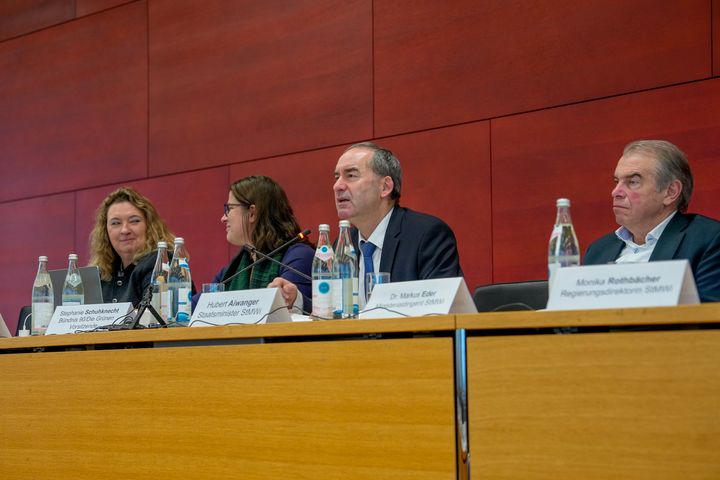 Wirtschaftsminister Hubert Aiwanger bei der Vorstellung des Berichts. 
Foto: StMWi/ K. Huber