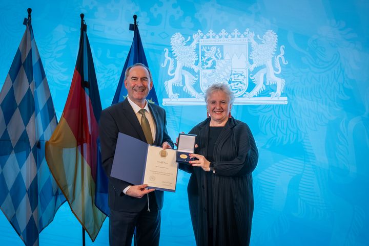 Bayerns Wirtschaftsminister Hubert Aiwanger verleiht die Staatsmedaille für besondere Verdienste um die bayerische Wirtschaft.