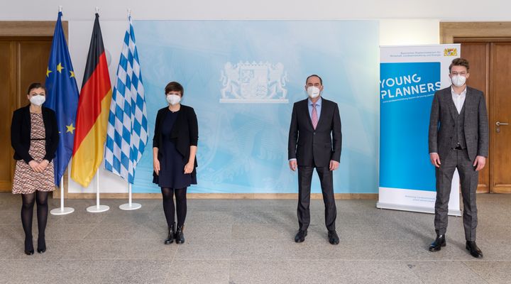 Staatsminister Hubert Aiwanger mit Teilnehmern an der Auftaktveranstaltung Young Planners am 08.03.2021