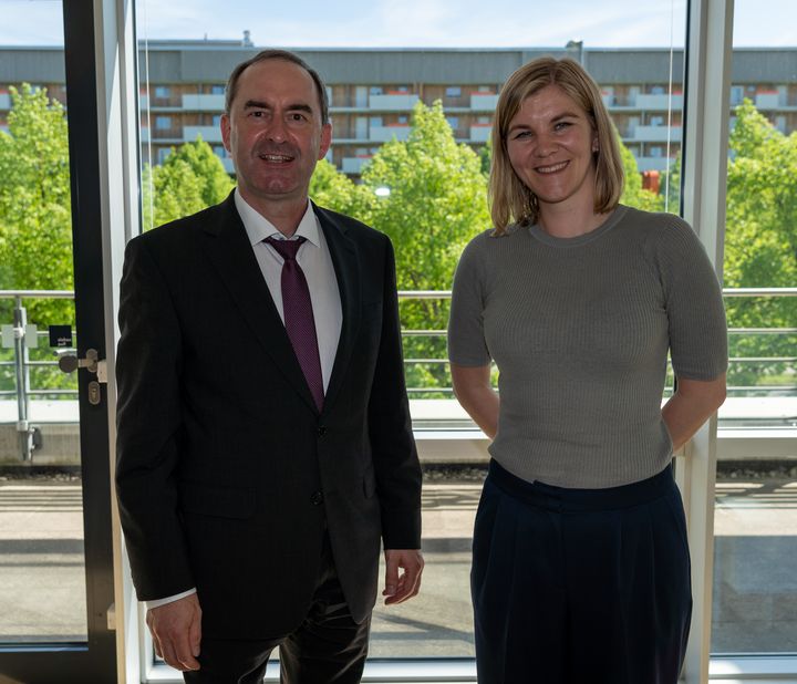 Wirtschaftsminister Hubert Aiwanger und Norwegens Staatssekretärin für Energie, Elisabeth Saether, sprachen im Rahmen der Messe Intersolar in München. Bild: StMWi/E. Neureuther