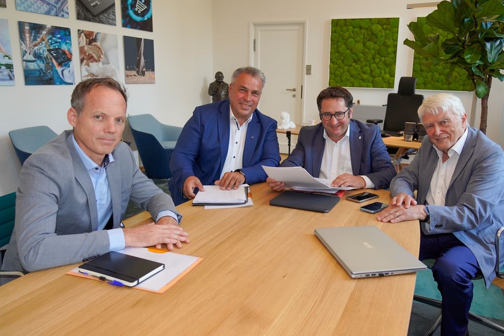 Dr. Hans Strack (ehrenamtl. Sprecher Projektgruppe Wasserstoff im Umwelt- und Klimabeirat der Stadt Alzenau, 1.v.r.) und Leonhard Schultes (Prokurist, Energieversorgung Alzenau GmbH, 3.v.r.) im Gespräch mit Staatssekretär Tobias Gotthardt und Ministerialrat Christian Egetemeyr (Leiter des Referats Gasinfrastruktur, Wasserstoff, Versorgung mit Energieträgern, 4.v.r.) zur Anbindung der Region an das Wasserstoffkernnetz.
Foto: StMWi/A. Ufert