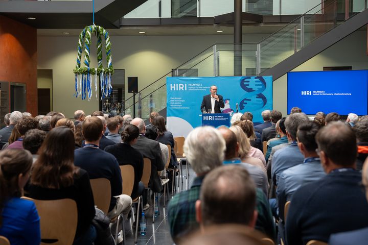 Während seiner Rede anlässlich des Richtfests betonte der Minister die Bedeutung des Projekts für den Wissenschafts- und Wirtschaftsstandort Bayern. Foto: StMWi/Bastian Brummer