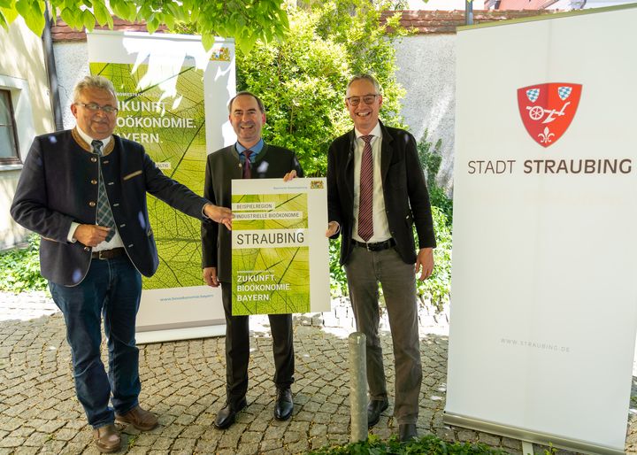 Bayerns Wirtschaftsminister Hubert Aiwanger (Mitte) freut sich mit Oberbürgermeister Markus Pannermayr (rechts) und Landrat Josef Laumer über die Bioökonomie-Fortschritte in Straubing. Foto: Elke Neureuther/StMWi